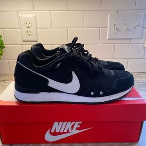 Size 8 - Nike Venture Runner